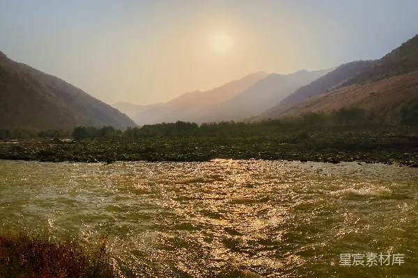 高清摄影 一条河流穿过山谷