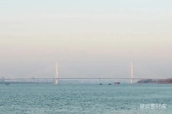 高清摄影 背景中有座桥的大片水域