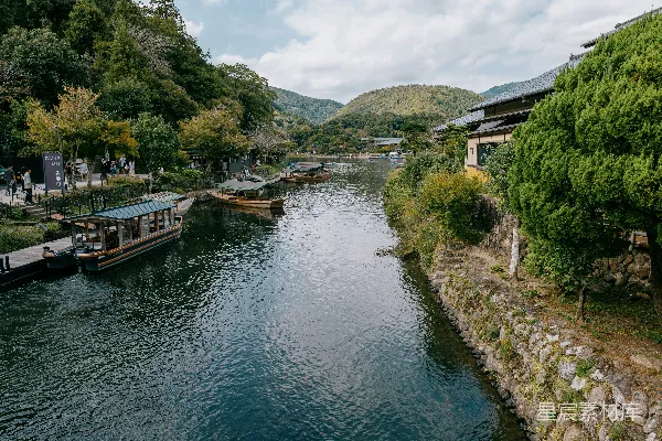 高清摄影 日本山村河边的船只