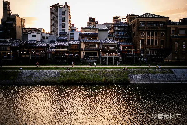 高清摄影 背景中有建筑的水域