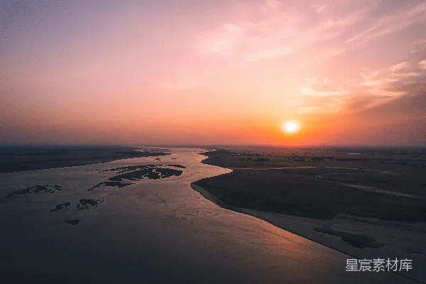 高清摄影 夕阳下的沙滩上沙粒稀疏