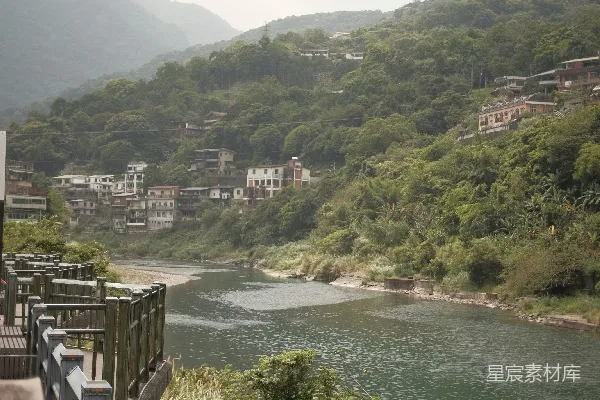 高清摄影 一条宁静的河流傍着郁郁葱葱的山丘流淌。