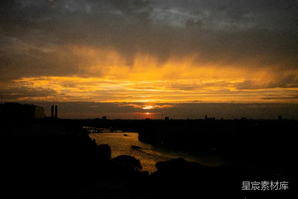 高清摄影 夕阳落下在一片水域之上
