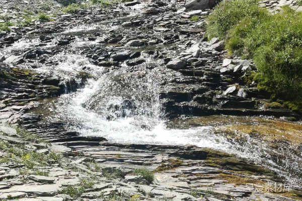 高清摄影 一条河流穿过一片翠绿的山坡