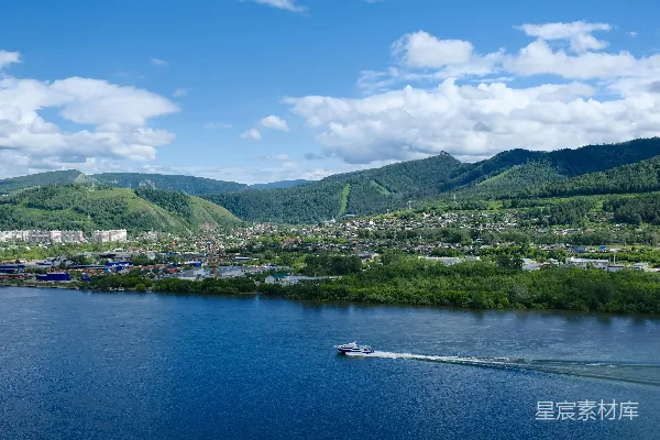 高清摄影 山间绿树伴水畔，白天时