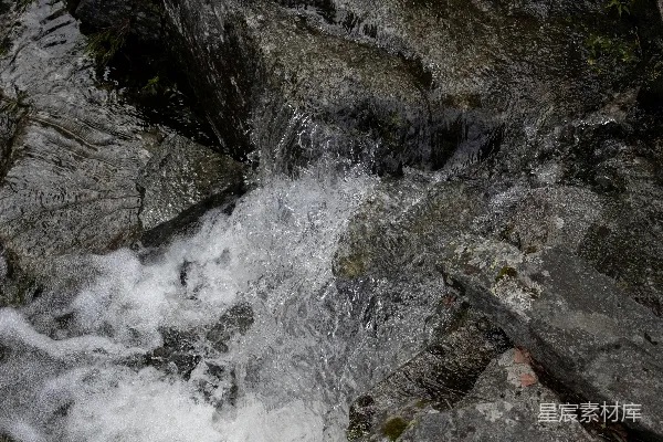 高清摄影 白天水落在岩石海岸上