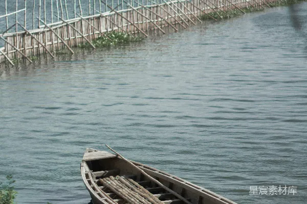 高清摄影 一只小船漂浮在水面上