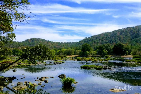 高清摄影 河边有树木和山丘在背景中