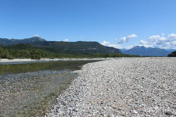 高清摄影 山间白天靠近水域