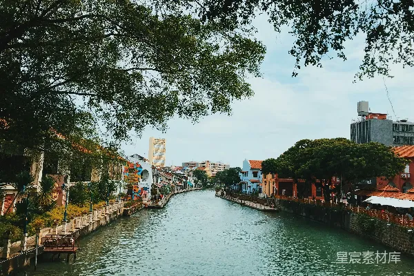 高清摄影 房屋与建筑物之间的河流