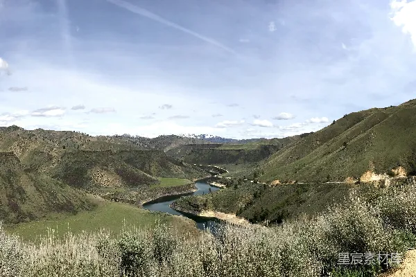 高清摄影 白天湖边绿色草地上的蓝天中