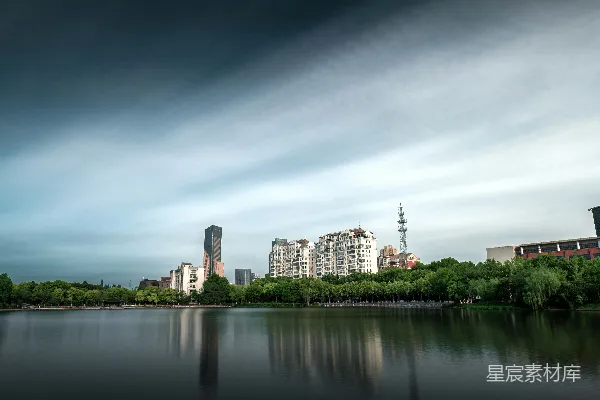 高清摄影 围绕着建筑物和树木的一片水域