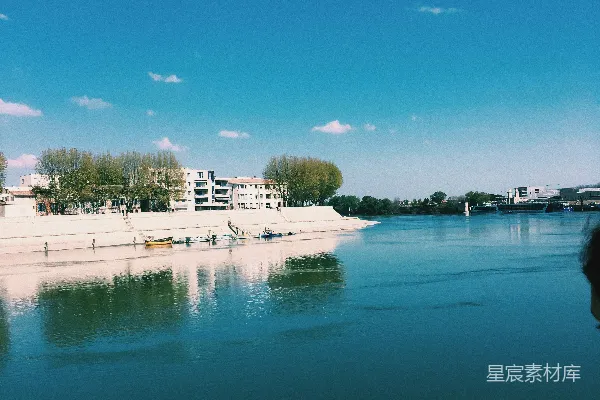 高清摄影 白天近水边的白色混凝土建筑