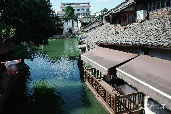 高清摄影 河边带有传统瓦片屋顶和檐篷的建筑。