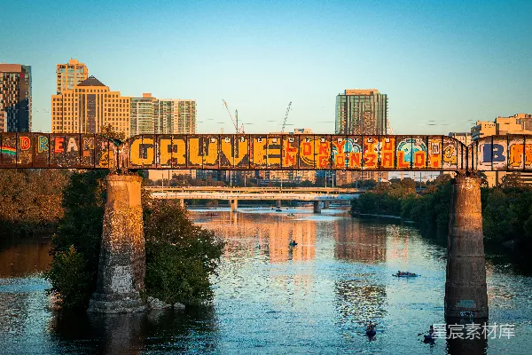 高清摄影 桥上有火车通行