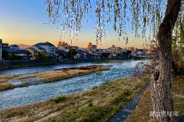 高清摄影 背景中有座城市的一条河