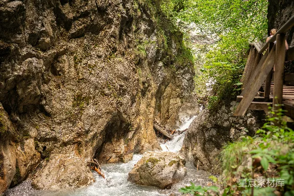 高清摄影 山间白天的河流