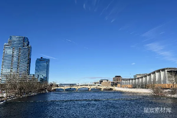 高清摄影 一条河流穿流于旁边有高大楼群的城市中