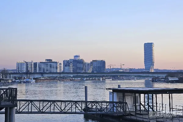 高清摄影 背景中有城市的码头一艘船