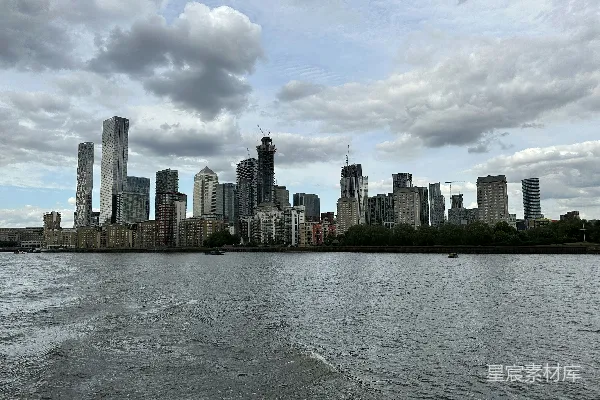 高清摄影 背景中有城市的广阔水域