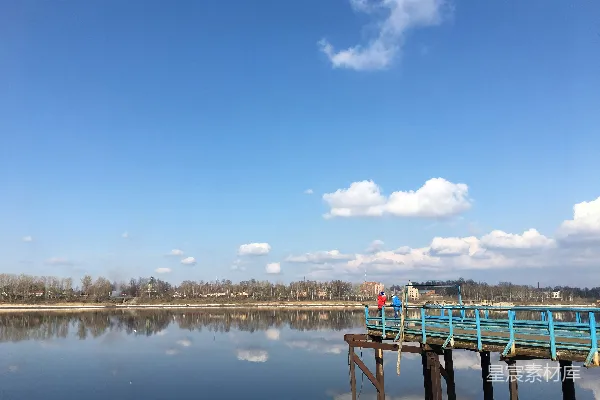 高清摄影 一个人站在码头上， overlooking 一片水域