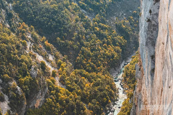 高清摄影 一个男子站在悬崖边上靠近一条河流的地方。