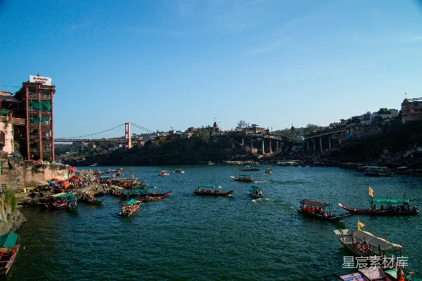 高清摄影 河岸边有建筑物的宽阔河流上的船只。