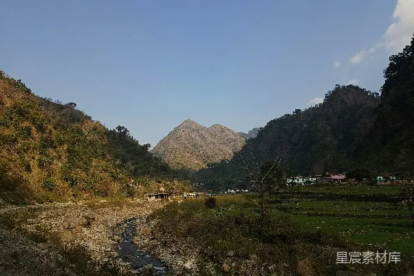 高清摄影 一条河流穿过郁郁葱葱的山谷