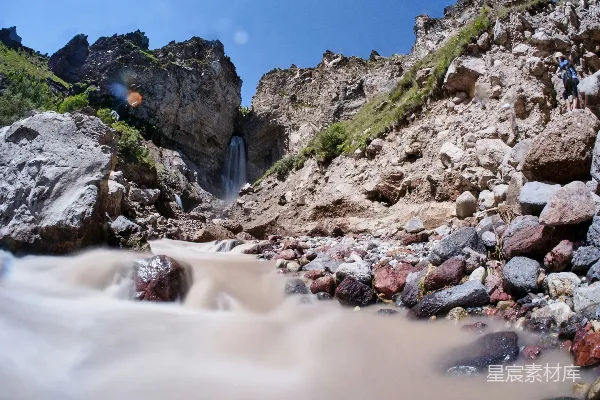 高清摄影 一块岩石嶙峋的海滩，有一条小溪。