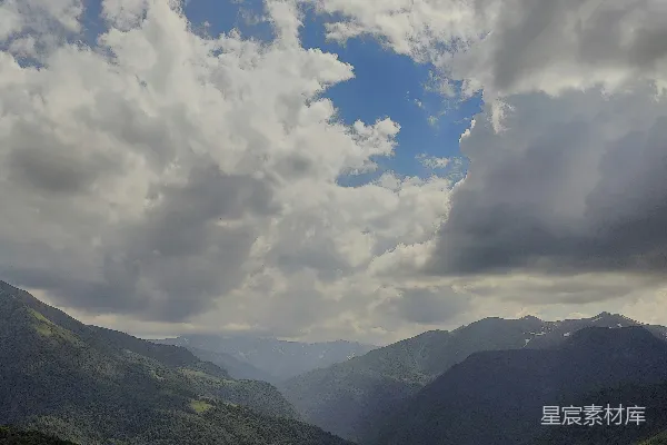 高清摄影 河谷中忽起的 dramatic 云层