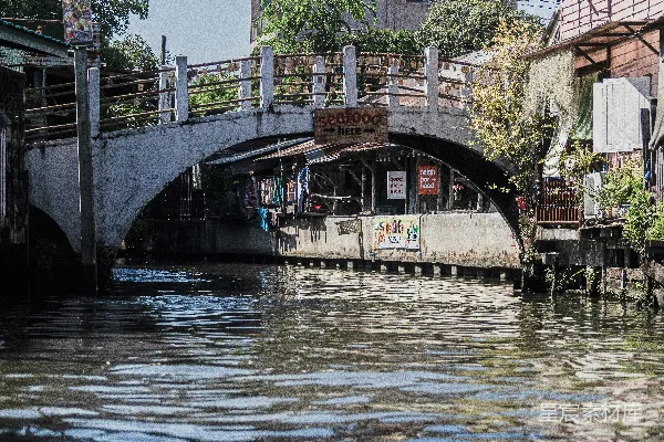 高清摄影 水边建筑物旁边的一座桥