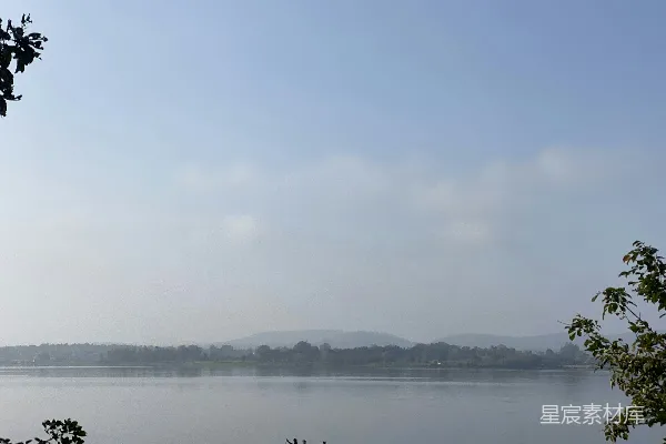 高清摄影 几艘小船漂浮在湖面上