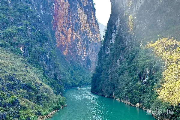 高清摄影 一艘船在被山脉环绕的河流中航行
