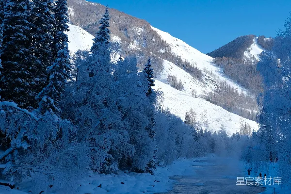 高清摄影 白雪覆盖的森林中有冒着蒸汽的河流和山峦