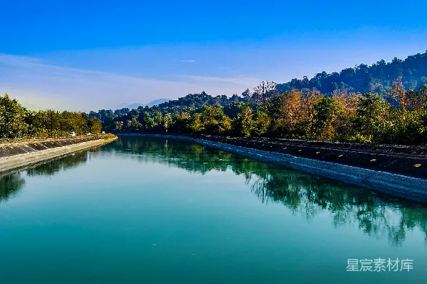 高清摄影 绿树傍河畔，蓝天白云映日暮
