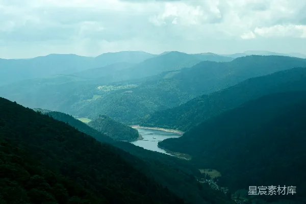 高清摄影 一条山谷中有一条河流穿过的景象