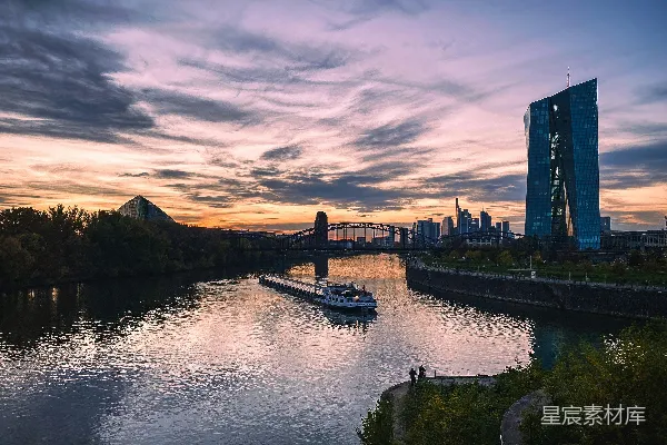 高清摄影 一艘船沿河向下行驶，旁边有一幢高大的建筑
