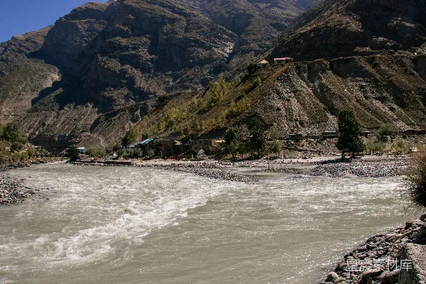 高清摄影 一条河流穿过一片葱郁的山谷