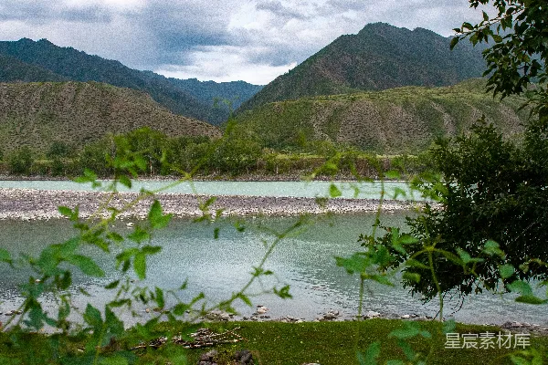 高清摄影 环绕着树木和山丘的一片湖泊
