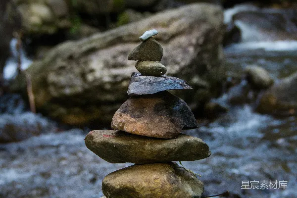 高清摄影 棕色和灰色的石头堆叠在一起