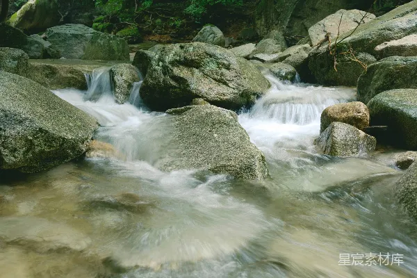 高清摄影 一条水流在大石头之间潺潺流淌