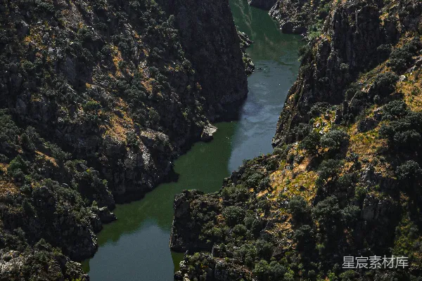 高清摄影 绿褐色山峦在河畔白天景色中