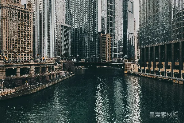 高清摄影 一片被高大建筑环绕的水域