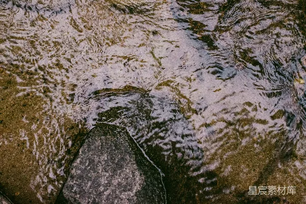 高清摄影 灰水泥地板上的水
