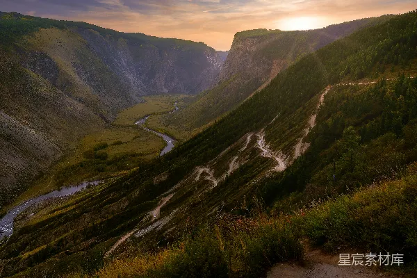 高清摄影 一条河流穿过山谷