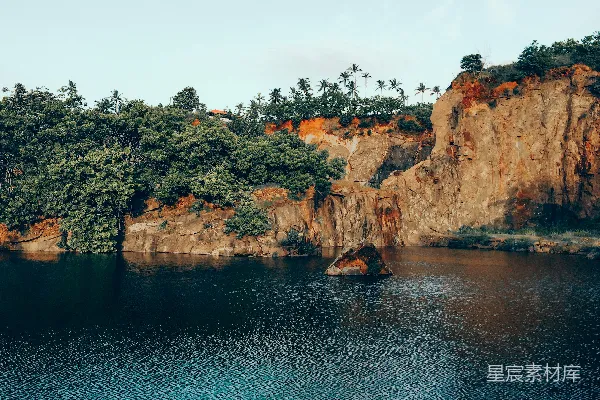 高清摄影 环绕着树木的广阔水域