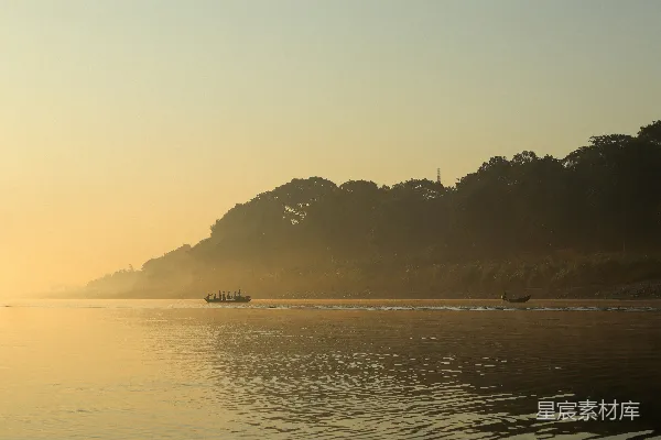 高清摄影 晨 sunrise 河河流上，船只在平静的河水上航行。