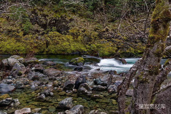 高清摄影 一条河流流经崎岖的山地景观中。
