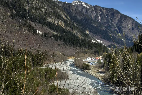 高清摄影 一条河流穿过山间的山谷