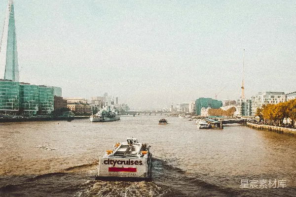高清摄影 白天在泰晤士河上的白色货船